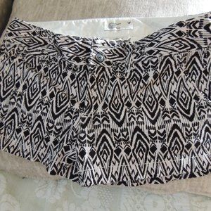 American Eagle black & white shorts size 3